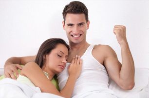 Ուժեղ տղամարդը աղջկա հետ անկողնում