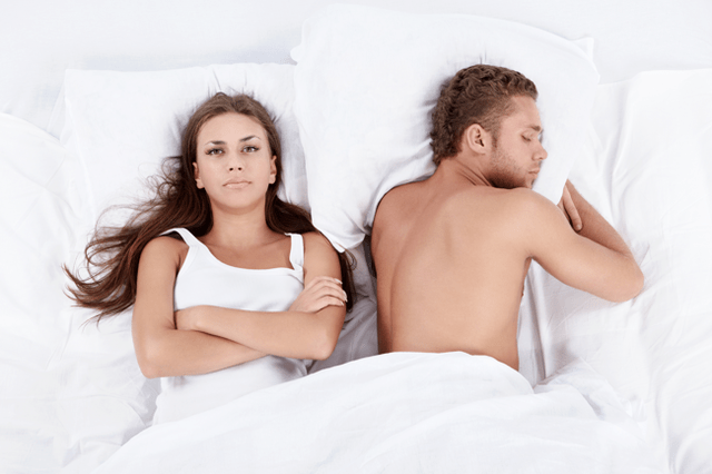 կին անկողնում վատ պոտենցիայով տղամարդու հետ