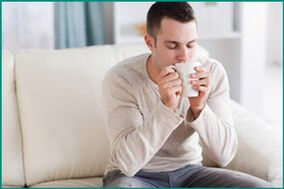 Տղամարդը անանուխով թեյ է խմում՝ ցանկանալով բուժել էրեկտիլ դիսֆունկցիան։
